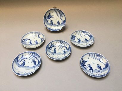 null CHINE
Suite de vingt-cinq soucoupes circulaires en porcelaine décorées en bleu...