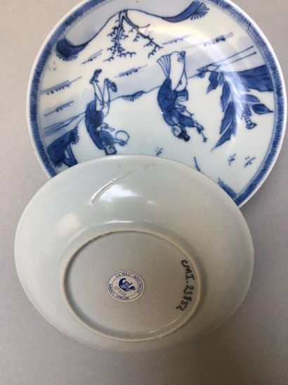 null CHINE
Suite de vingt-cinq soucoupes circulaires en porcelaine décorées en bleu...