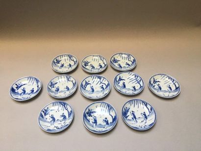 null CHINE
Suite de vingt-cinq soucoupes circulaires en porcelaine décorées en bleu...