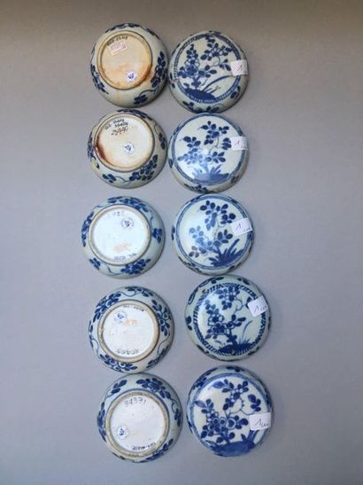 null CHINE
Suite de dix boites circulaires couvertes en porcelaine décorées en bleu...