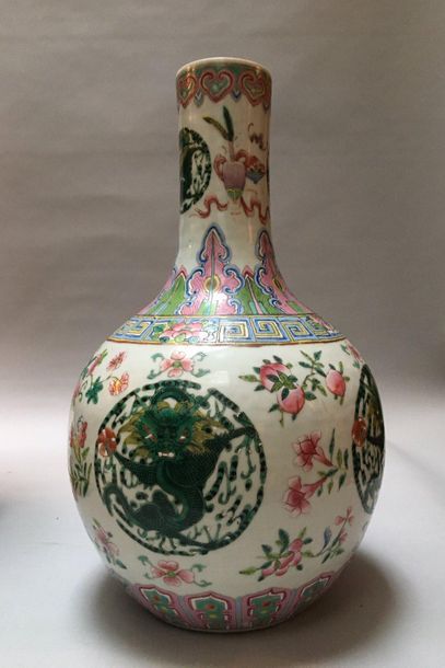 null CHINE 

Vase bouteille en porcelaine à col étroit décoré en émaux de la famille...