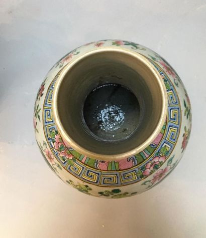 null CHINE 

Vase bouteille en porcelaine à col étroit décoré en émaux de la famille...