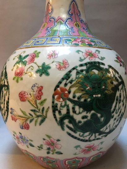 null CHINE 

Vase bouteille en porcelaine à col étroit décoré en émaux de la famille...