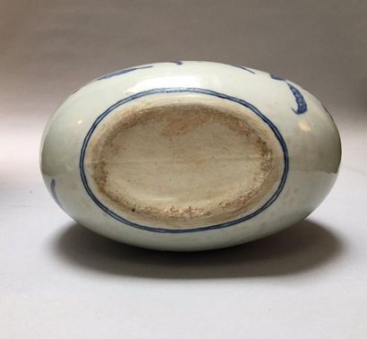 null CHINE 

Rare gourde dite "moon flask" en porcelaine à panse aplatie, deux anses...
