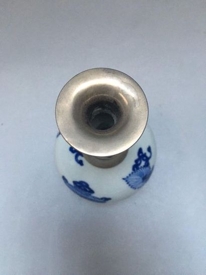 null CHINE 

Petit vase bouteille en porcelaine décoré en bleu sous couverte "d'objets...