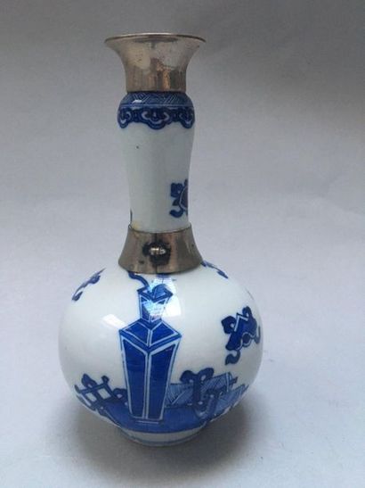 null CHINE 

Petit vase bouteille en porcelaine décoré en bleu sous couverte "d'objets...