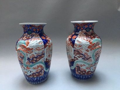 null JAPON 

Paire de vases en porcelaine de forme balustre décorés dans la palette...