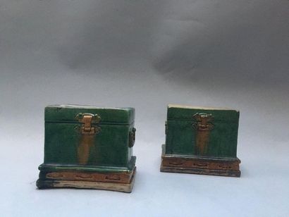 null CHINE 

Deux coffrets miniatures en terre à glaçure vernissée verte et ocre,...