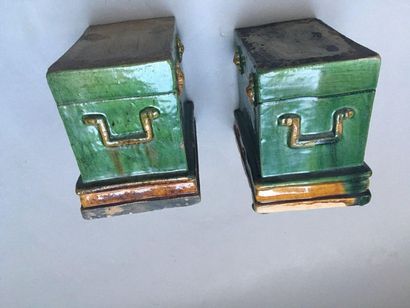 null CHINE 

Deux coffrets miniatures en terre à glaçure vernissée verte et ocre,...