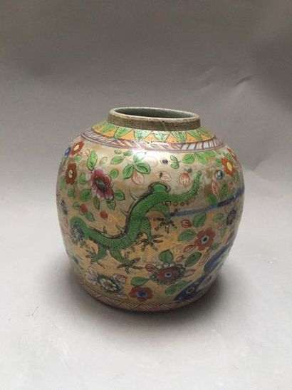 null CHINE 

Pot à gingembre en porcelaine décoré dans la palette imari avec du vert...