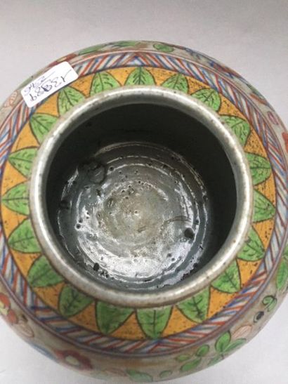 null CHINE 

Pot à gingembre en porcelaine décoré dans la palette imari avec du vert...