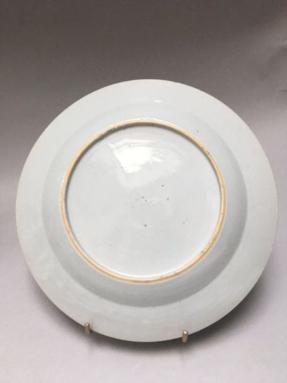 null CHINE 

Quatre Assiettes circulaires en porcelaine décorées en émaux de la famille...