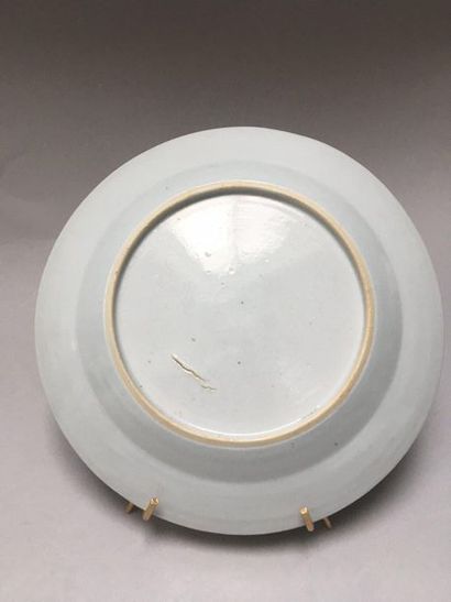 null CHINE 

Quatre Assiettes circulaires en porcelaine décorées en émaux de la famille...