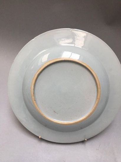 null CHINE 

Cinq assiettes circulaires en porcelaine décorées en émaux de la famille...