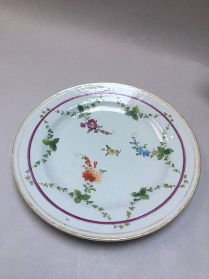 null CHINE

Deux assiettes et une coupe circulaires en porcelaine, les assiettes...