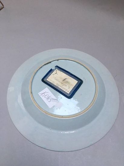 null CHINE

Deux assiettes et une coupe circulaires en porcelaine, les assiettes...