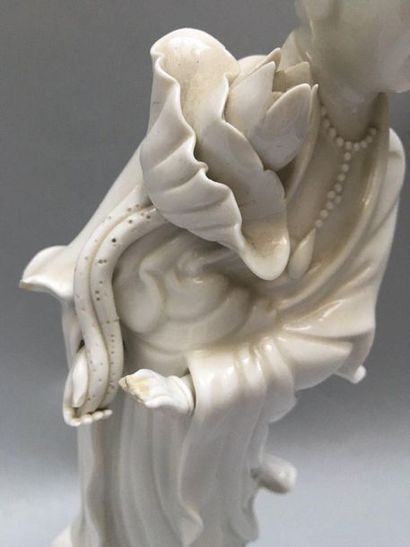 null CHINE 

Grande figurine en porcelaine représentant la déesse Guanyin émaillée...