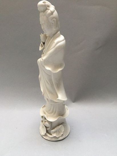 null CHINE 

Grande figurine en porcelaine représentant la déesse Guanyin émaillée...