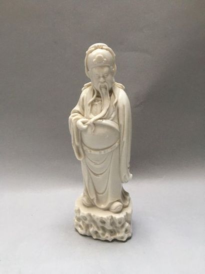 null CHINE 

Grand figurine émaillée en blanc représentant un immortel debout sur...
