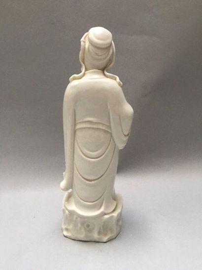 null CHINE 

Grand figurine émaillée en blanc représentant un immortel debout sur...