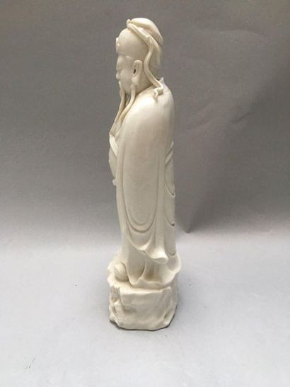 null CHINE 

Grand figurine émaillée en blanc représentant un immortel debout sur...