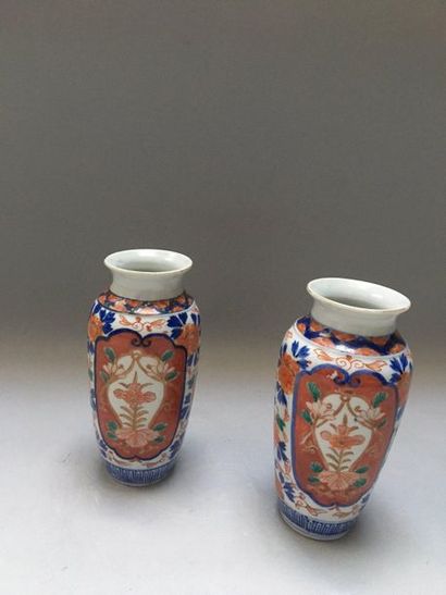 null JAPON 

Paire de petits vases rouleaux en porcelaine décorés dans la palette...