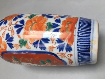 null JAPON 

Paire de petits vases rouleaux en porcelaine décorés dans la palette...