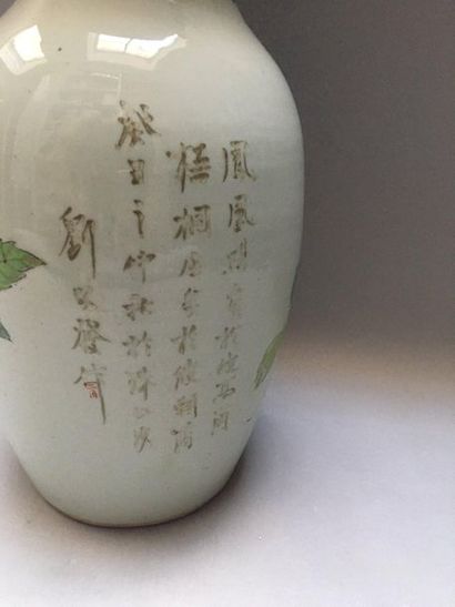 null CHINE ( Minguo ) 

Grand vase en porcelaine de forme balustre décoré en émaux...