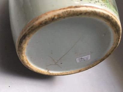 null CHINE ( Minguo ) 

Grand vase en porcelaine de forme balustre décoré en émaux...