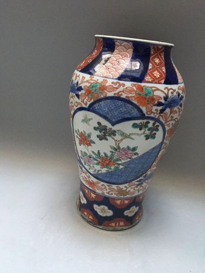 null JAPON 

Vase de forme balustre en porcelaine décoré dans la palette imari de...