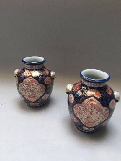 null Dans le style Imari du Japon

Paire de vase balustre en porcelaine à décor de...