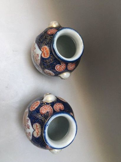 null Dans le style Imari du Japon

Paire de vase balustre en porcelaine à décor de...