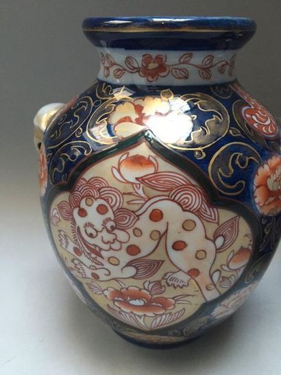 null Dans le style Imari du Japon

Paire de vase balustre en porcelaine à décor de...