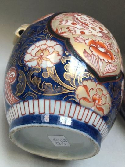 null Dans le style Imari du Japon

Paire de vase balustre en porcelaine à décor de...