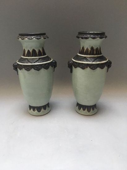 null CHINE 

Paire de petits vases en porcelaine de forme balustre à fond légèrement...
