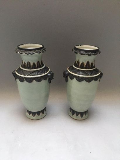 null CHINE 

Paire de petits vases en porcelaine de forme balustre à fond légèrement...