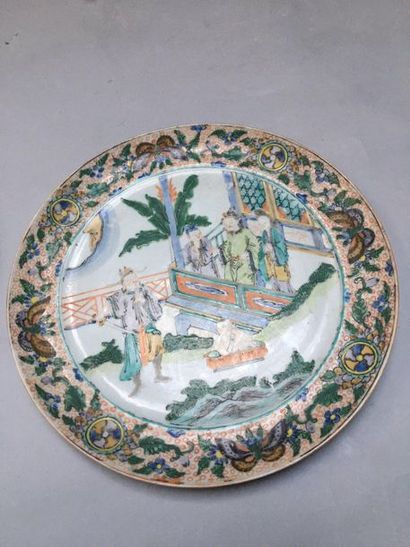 null CHINE 

Deux assiettes décorées en émaux polychromes de Canton de scènes de...