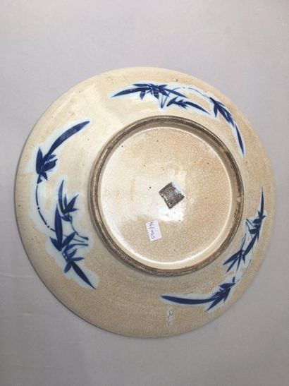null CHINE 

Plat circulaire en porcelaine à fond beige craquelé décoré en bleu sous...