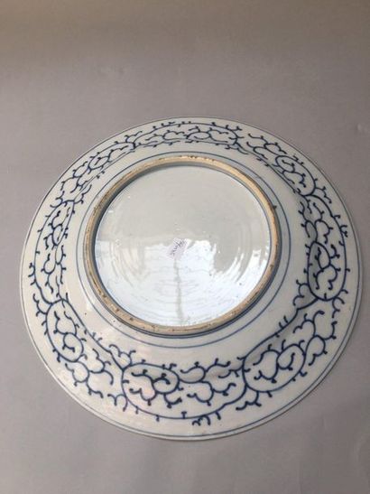 null JAPON 

Paire de grands plats circulaires en porcelaine décoré en polychromie...
