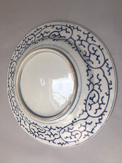 null JAPON 

Paire de grands plats circulaires en porcelaine décoré en polychromie...