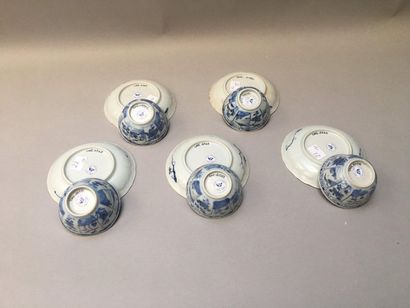 null CHINE 

Ensemble de quinze tasses et quinze soucoupes en porcelaine décorées...
