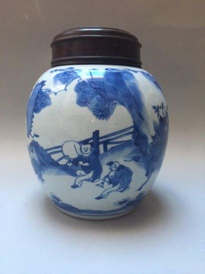 null CHINE 

Pot à gingembre de forme ovoïde en porcelaine à décor en bleu sous couverte...