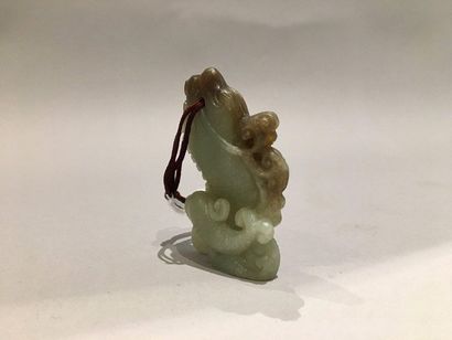 null CHINE 

Bijou pectoral en jade sculpté gris clair avec traces de rouille représentant...