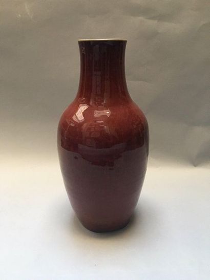 null CHINE 

Vase bouteille à col étroit et un vase balustre en céramique à fond...