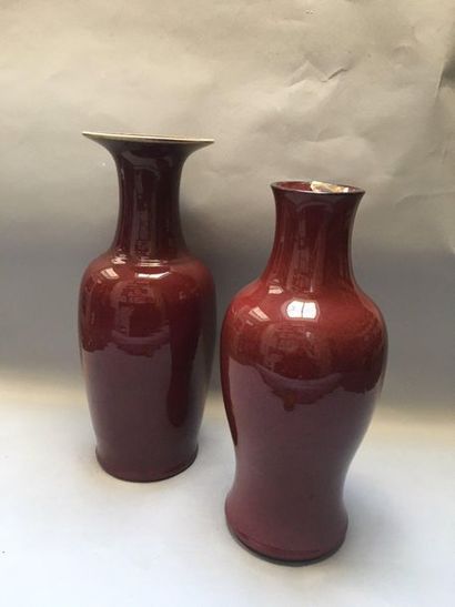 null CHINE

Deux vases en porcelaine monochrome "sang de bœuf", l'un de forme balustre...