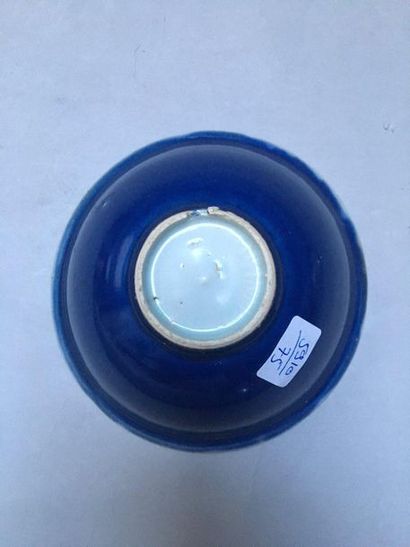 null CHINE 

Paire de bols circulaires évasés en porcelaine à fond monochrome bleu...