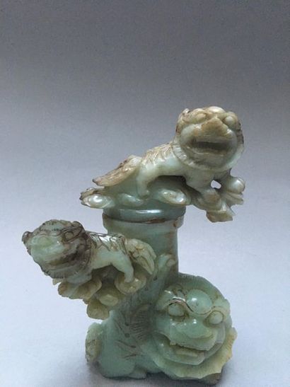 null CHINE 

Boite en jade sculpté vert avec veines grises encadrée de trois lions...