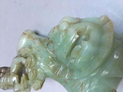 null CHINE 

Boite en jade sculpté vert avec veines grises encadrée de trois lions...