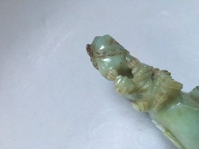 null CHINE 

Boite en jade sculpté vert avec veines grises encadrée de trois lions...