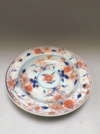 null CHINE 

Deux assiettes creuses en porcelaine décorées de fleurs traitées dans...